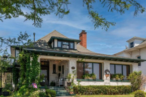 Historical Downtown Geneva Bungalow - Upper Unit - Parking for 3 - Walkable - Near Shops & Restaurants